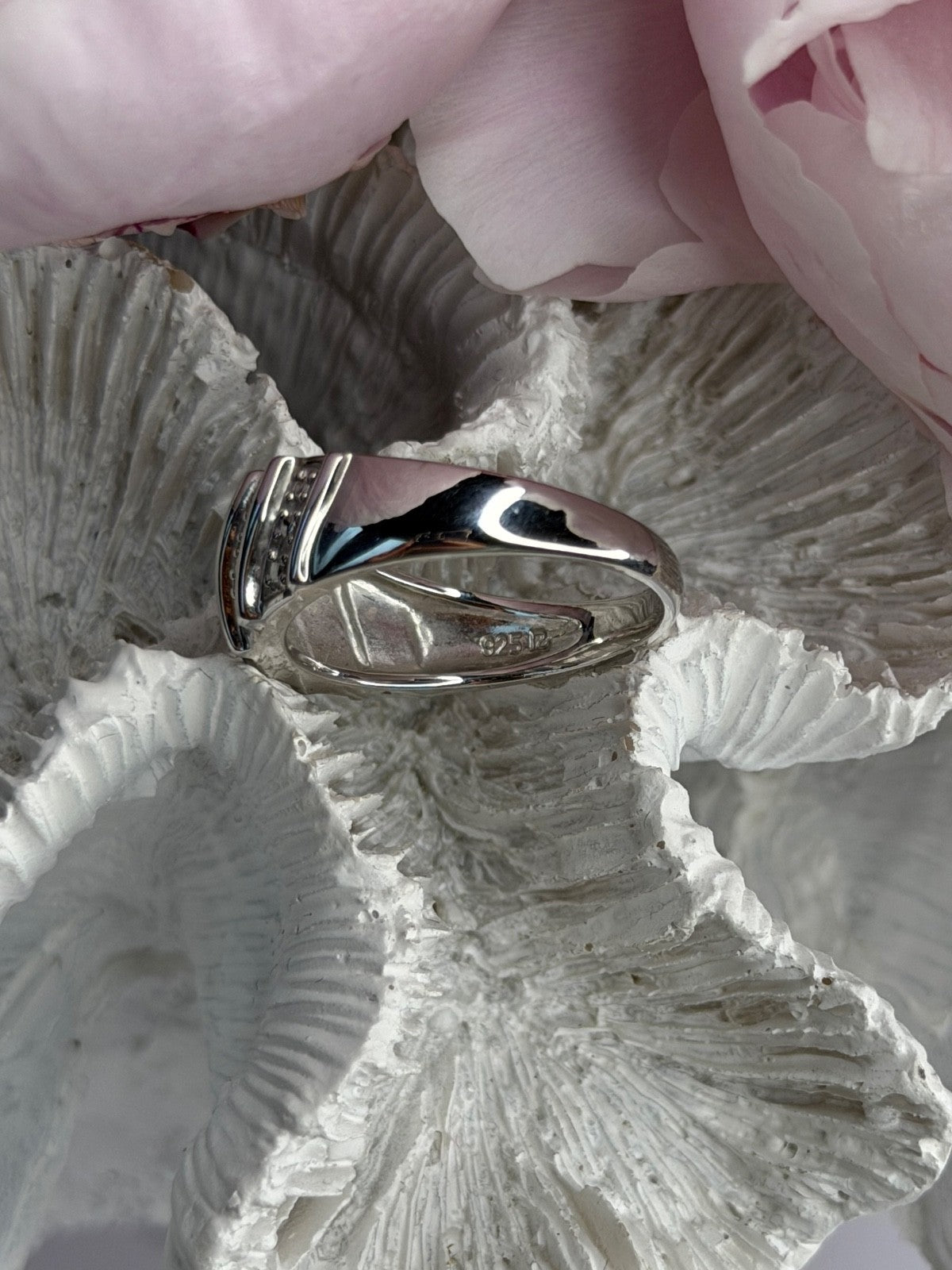 Elegant Design 925 Sterling Silver Ring Size 9
