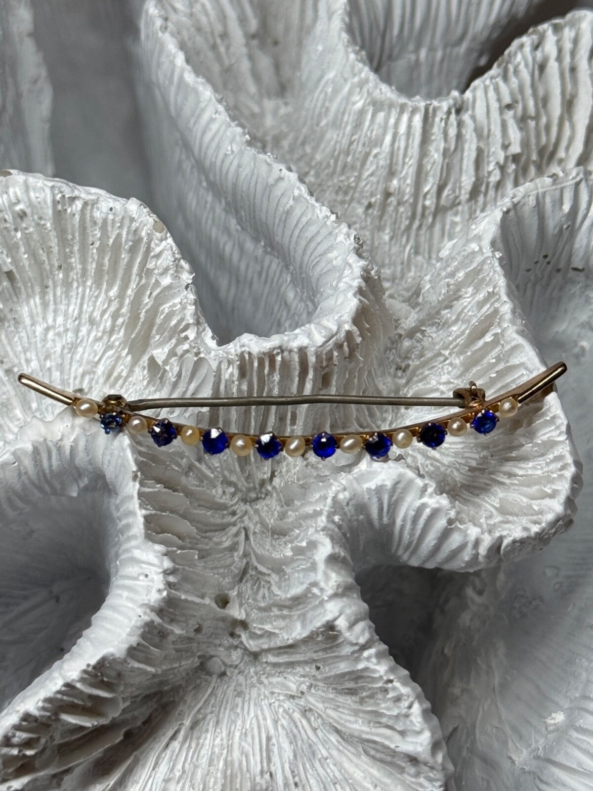 10K Yellow Gold Sapphire & Pearls Brooch Length 2 Inch