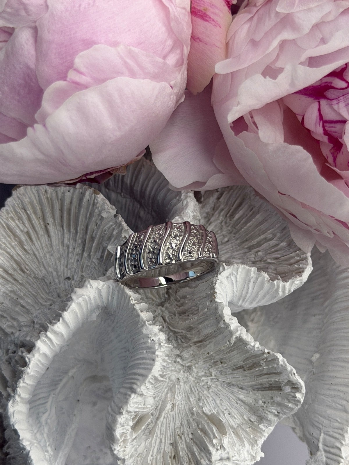 Elegant Design 925 Sterling Silver Ring Size 9
