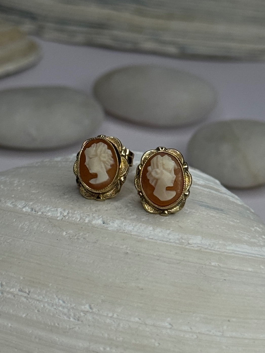10K Yellow Gold Vintage Oval Cameo Stud Earrings Length 0.40 Inch