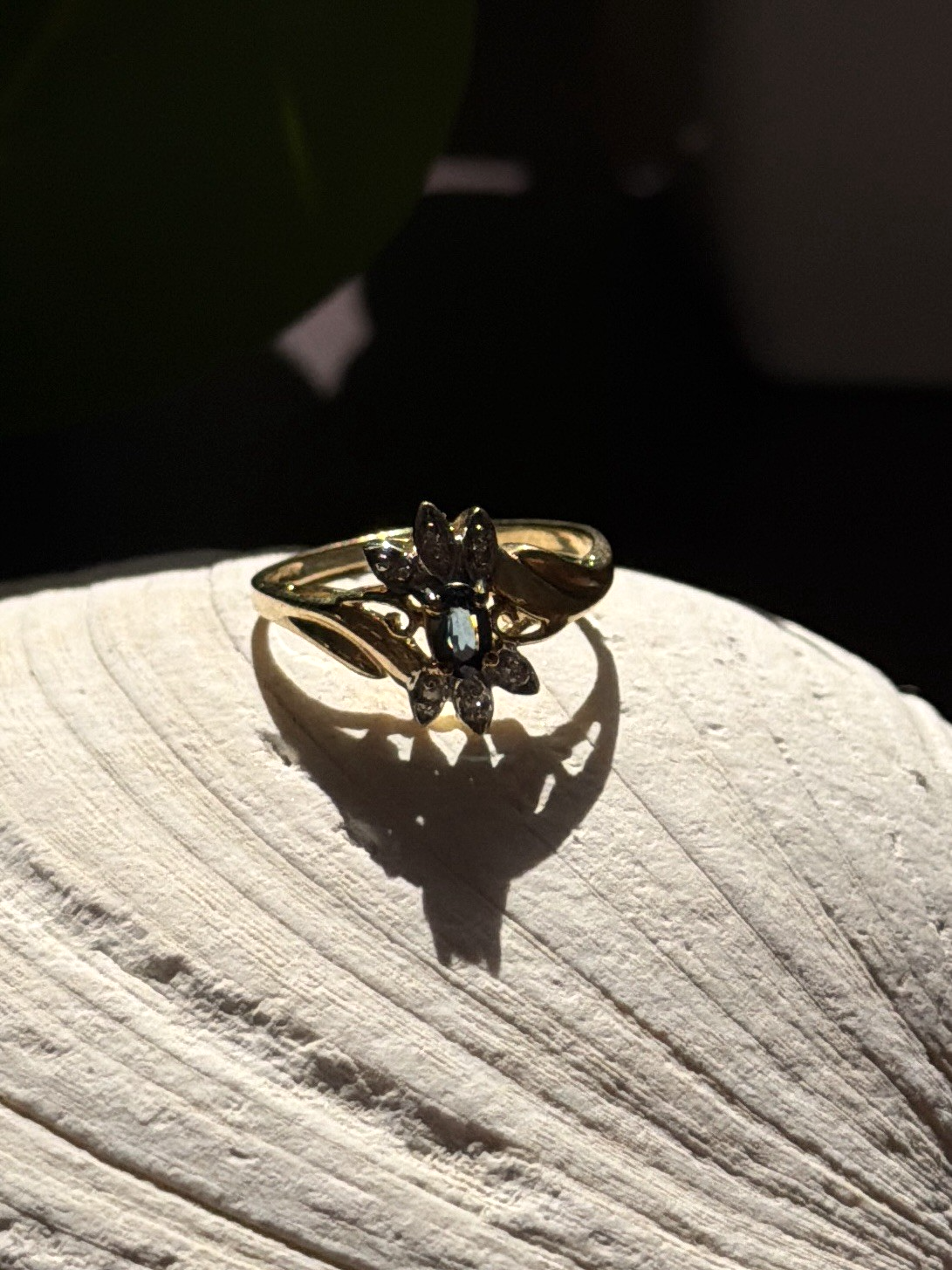 10K Yellow Gold Blue Sapphire & Diamond Beautiful Flower Ring Size 6