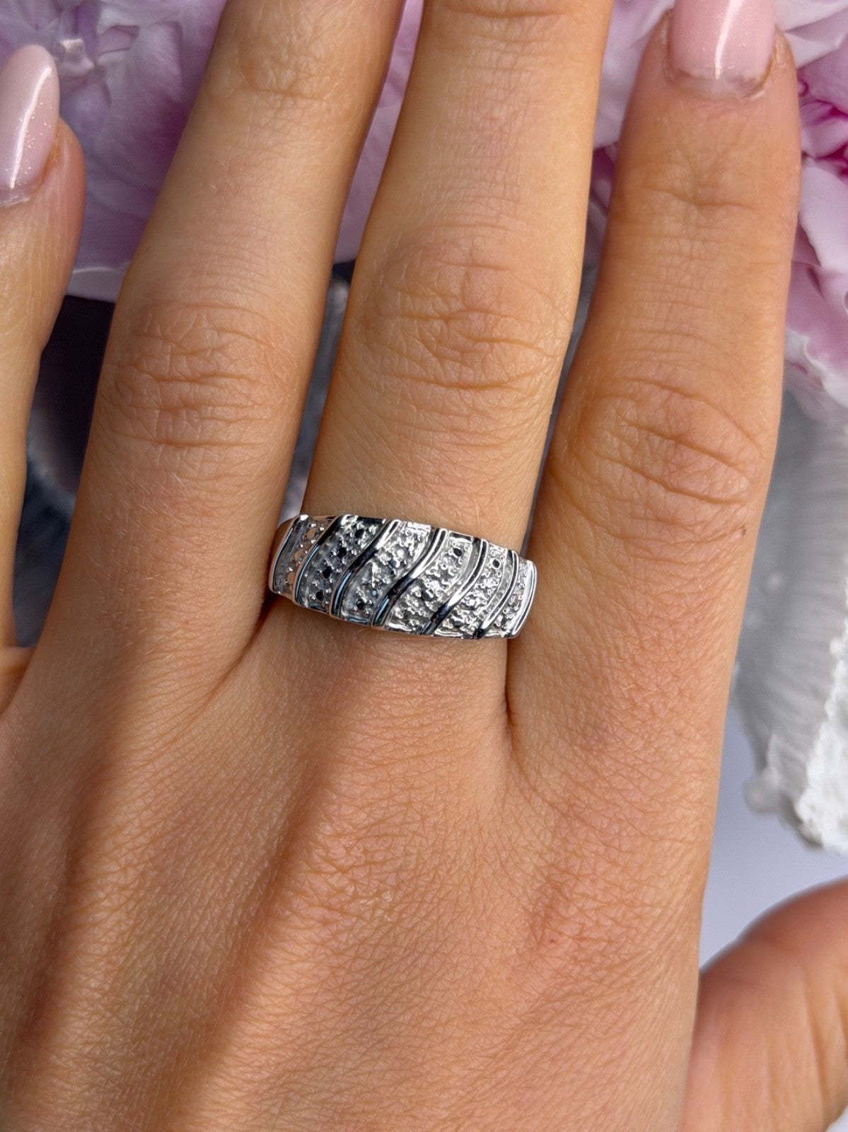 Elegant Design 925 Sterling Silver Ring Size 9