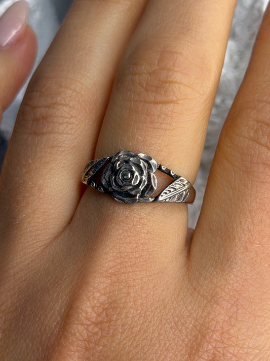 Flower Design 925 Sterling Silver Ring Size 8