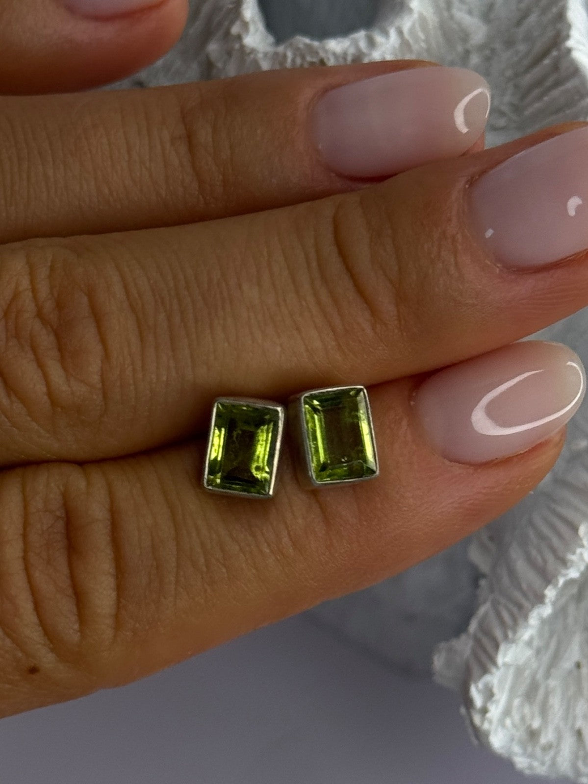 Pretty 925 Sterling Silver Peridot Stud Earrings Length 0.30 Inch