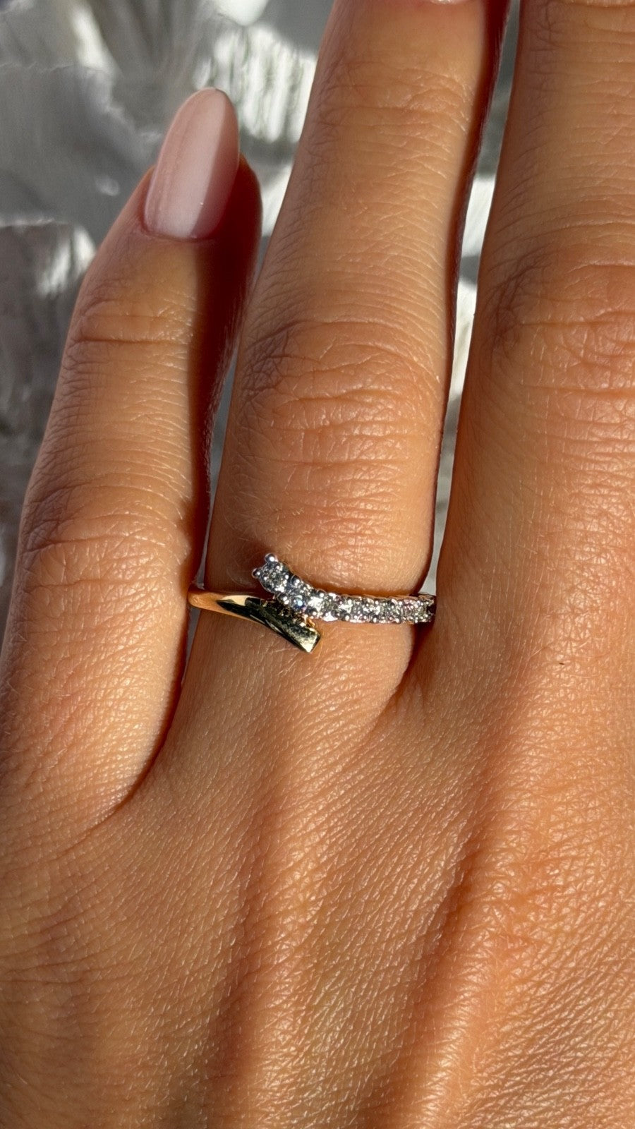 Elegant 10K Yellow Gold Diamond 0.11 ct Ring Size 7