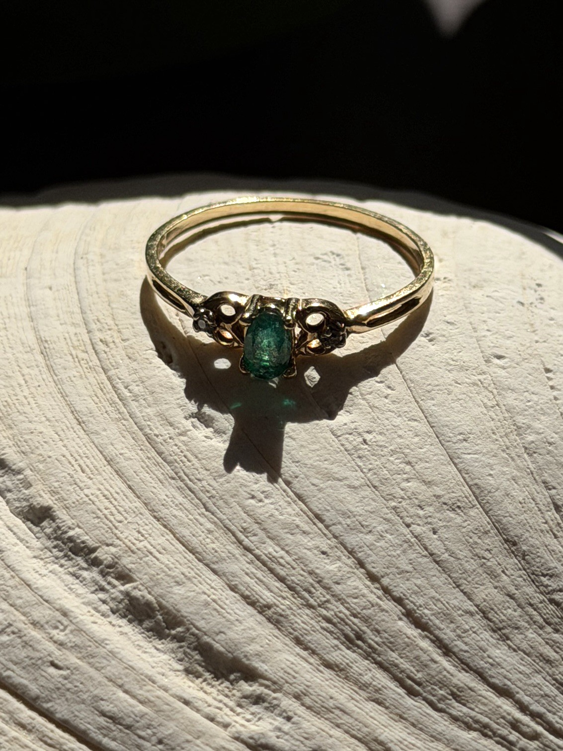 Beautiful Shiny 10K Yellow Gold Emerald & Diamond Ring Size 7