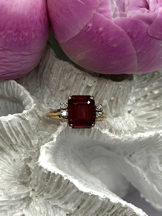 14K Yellow Gold Burgundy Red Garnet & Diamonds Ring Size 8