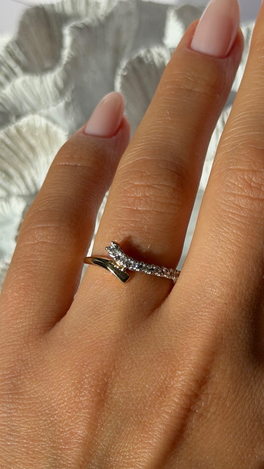 Elegant 10K Yellow Gold Diamond 0.11 ct Ring Size 7