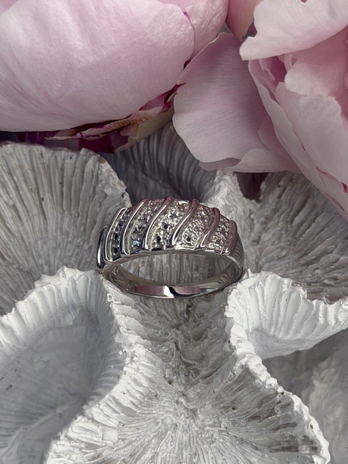 Elegant Design 925 Sterling Silver Ring Size 9