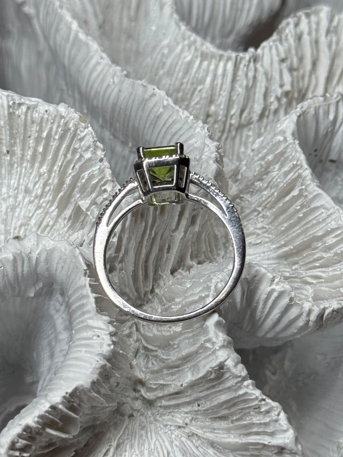 10K White Gold Ring Peridot & Diamonds Size 6.5