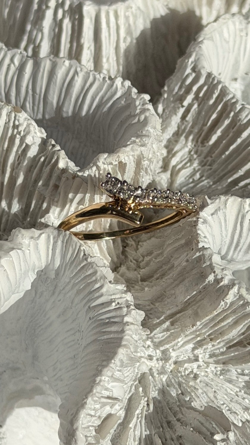 Elegant 10K Yellow Gold Diamond 0.11 ct Ring Size 7