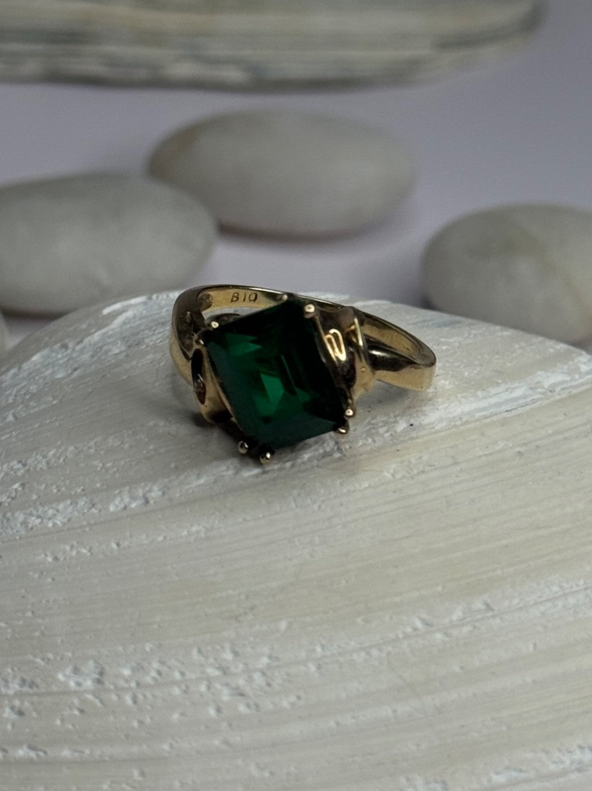 10K Yellow Gold Emerald Ring Size 4