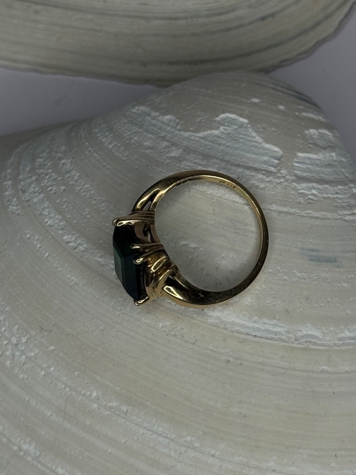 10K Yellow Gold Emerald Ring Size 4