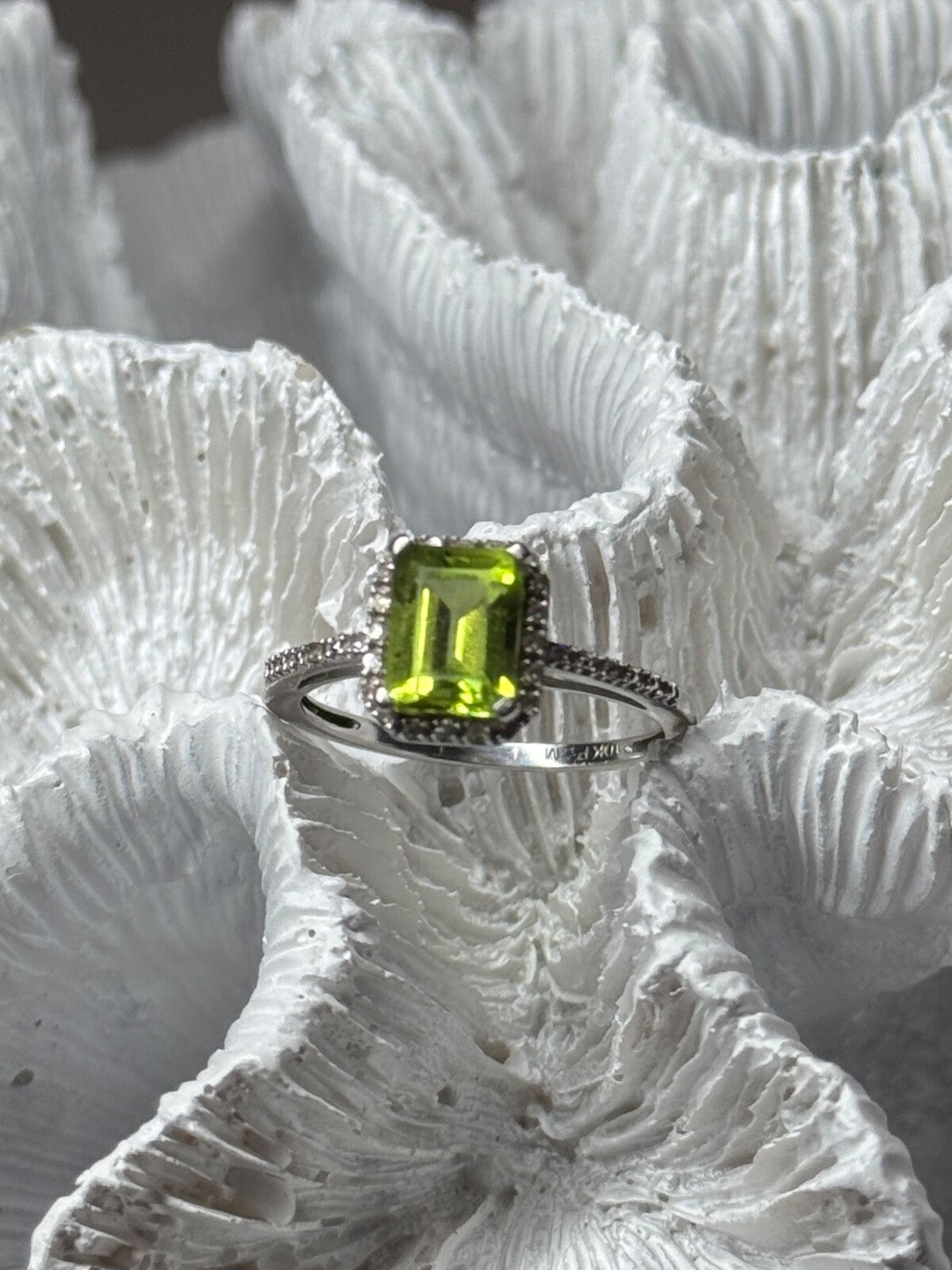 10K White Gold Ring Peridot & Diamonds Size 6.5