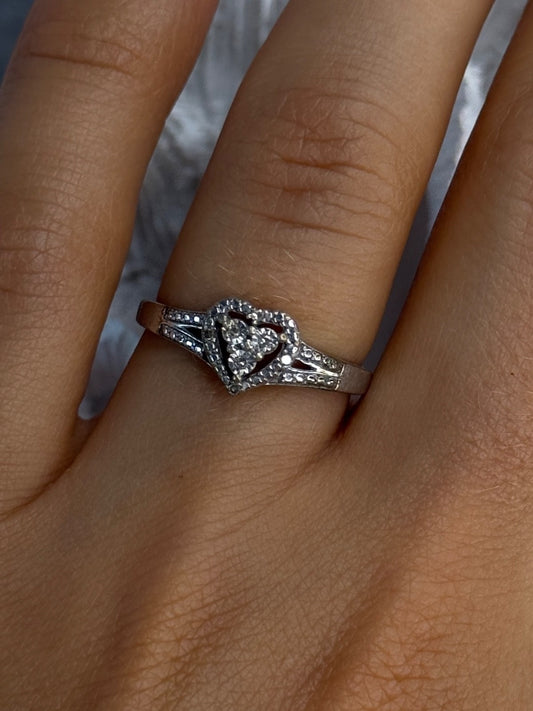 925 Sterling Silver Heart Diamonds Ring Size 7