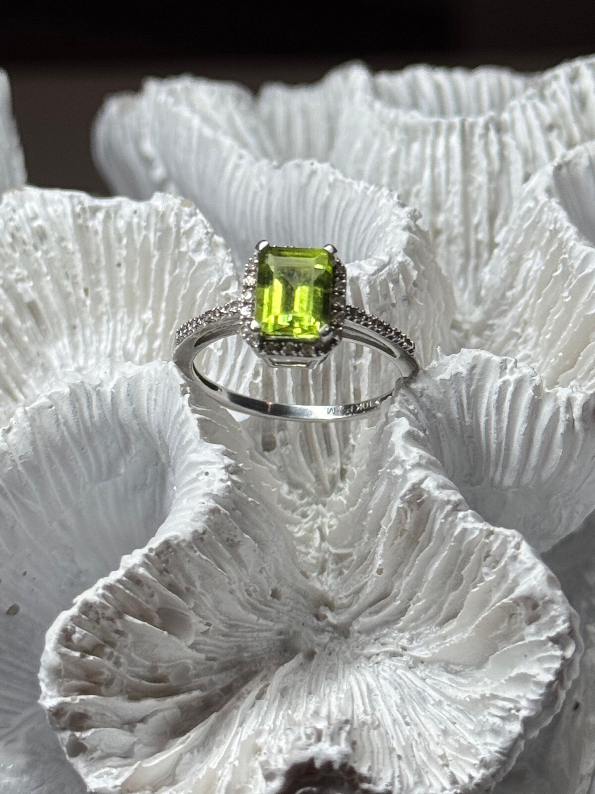 10K White Gold Ring Peridot & Diamonds Size 6.5