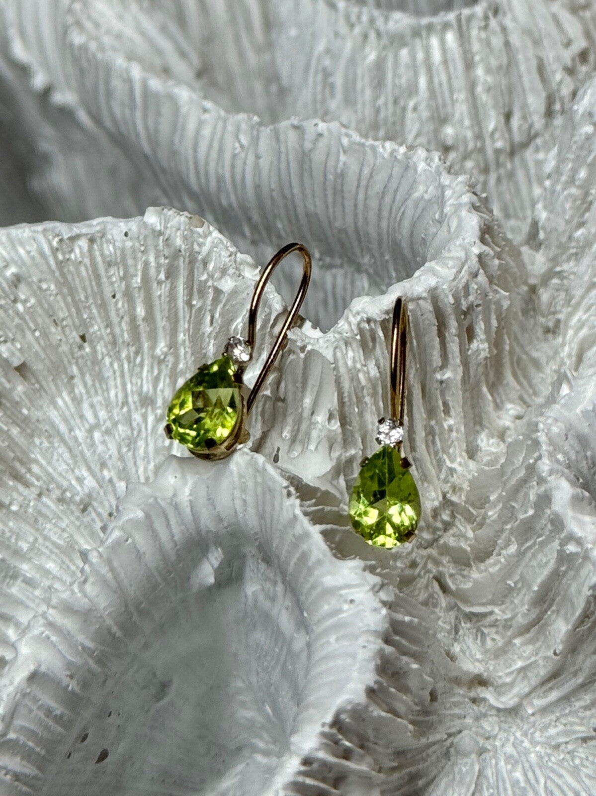 10K YELLOW GOLD PERIDOT & DIAMOND EARRINGS LENGHT 0.7 Inch