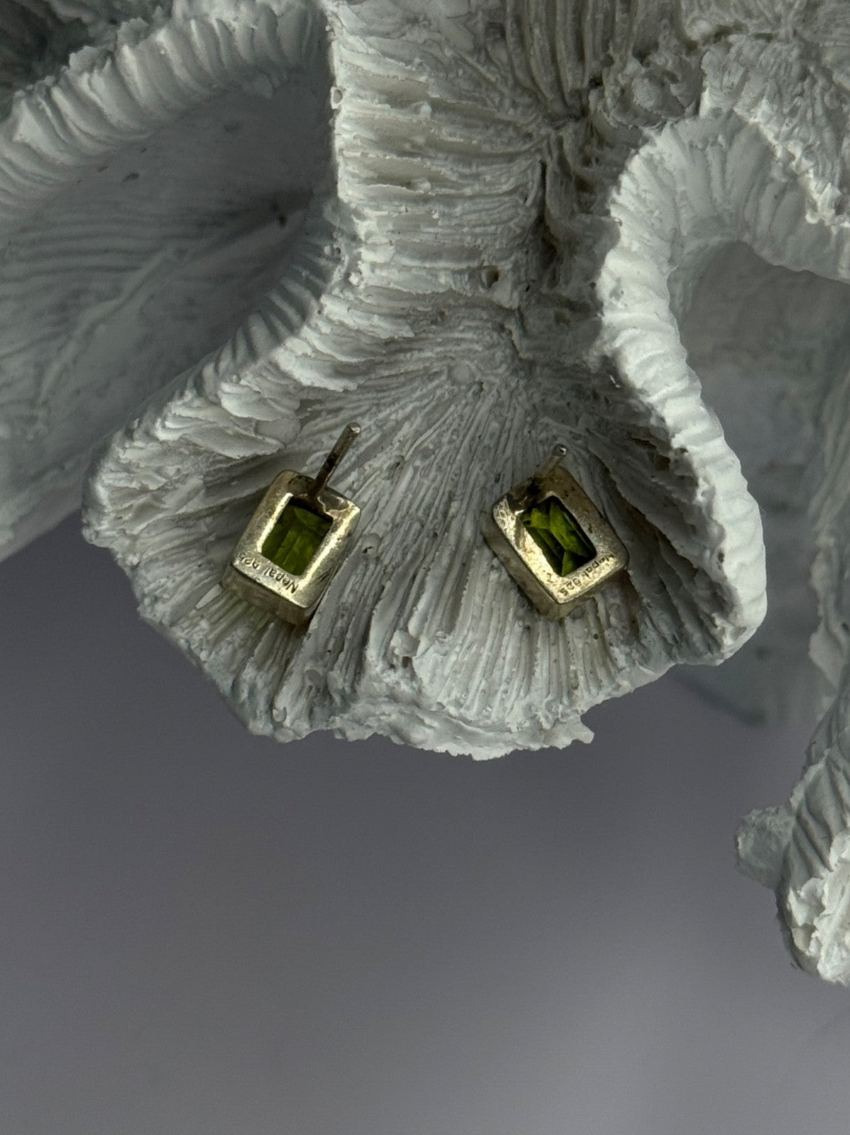 Pretty 925 Sterling Silver Peridot Stud Earrings Length 0.30 Inch