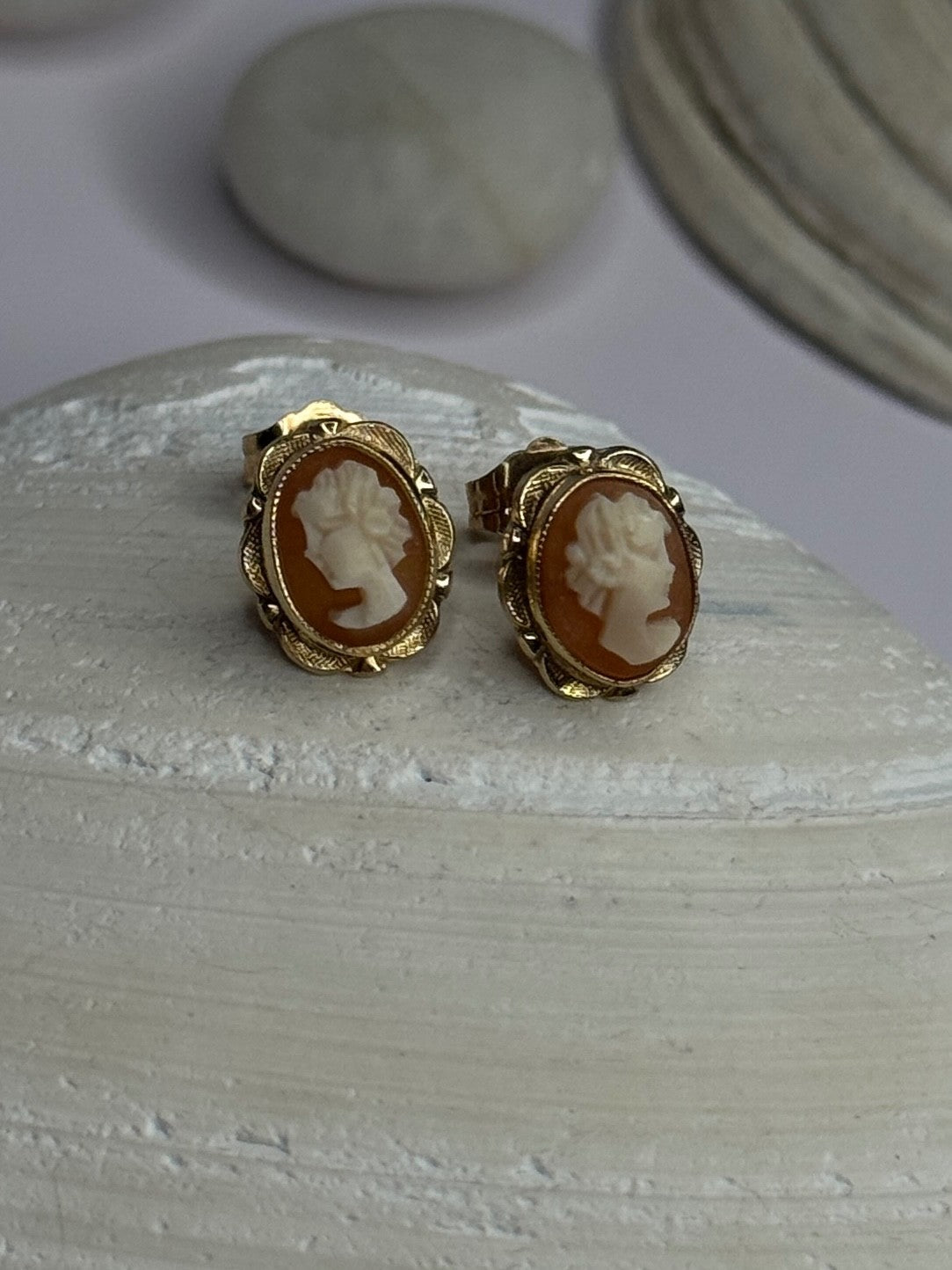 10K Yellow Gold Vintage Oval Cameo Stud Earrings Length 0.40 Inch