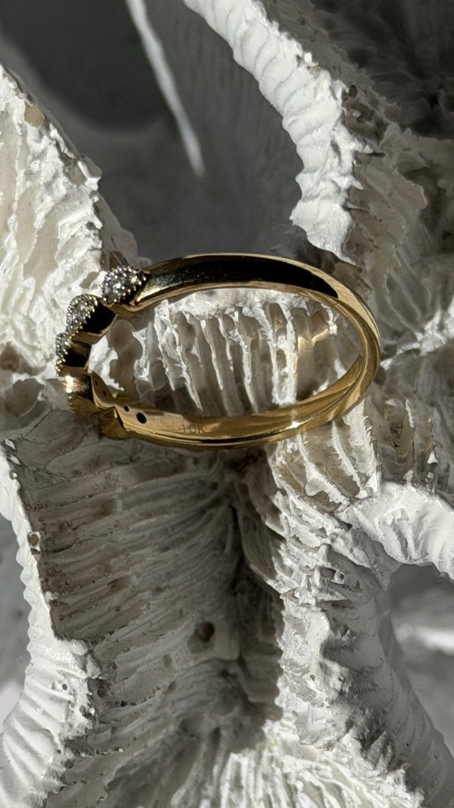 Classy 10K Yellow Gold Diamond 0.10 ct Ring Size 7