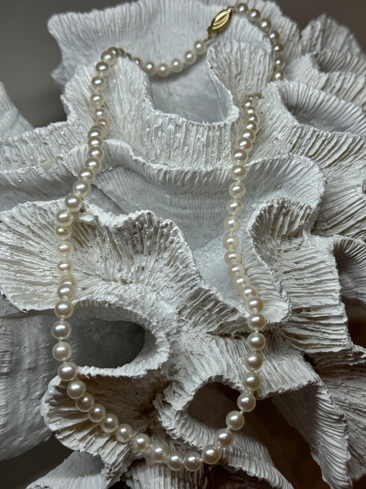 14K Yellow Gold Claps Fresh Water Pearl Necklace 18 Inch