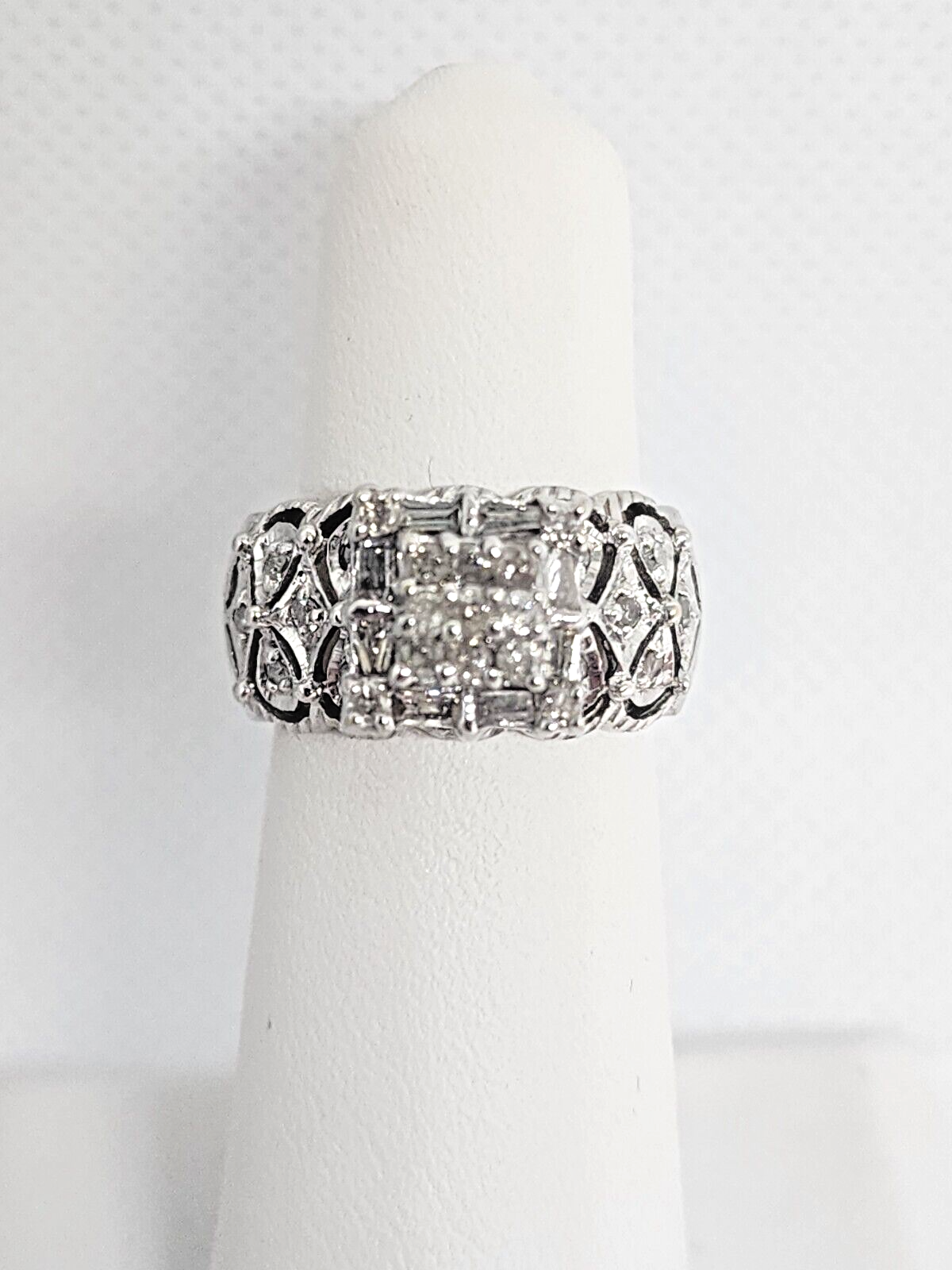 14K White Gold & Diamonds 0.5Ct Ring Size 4