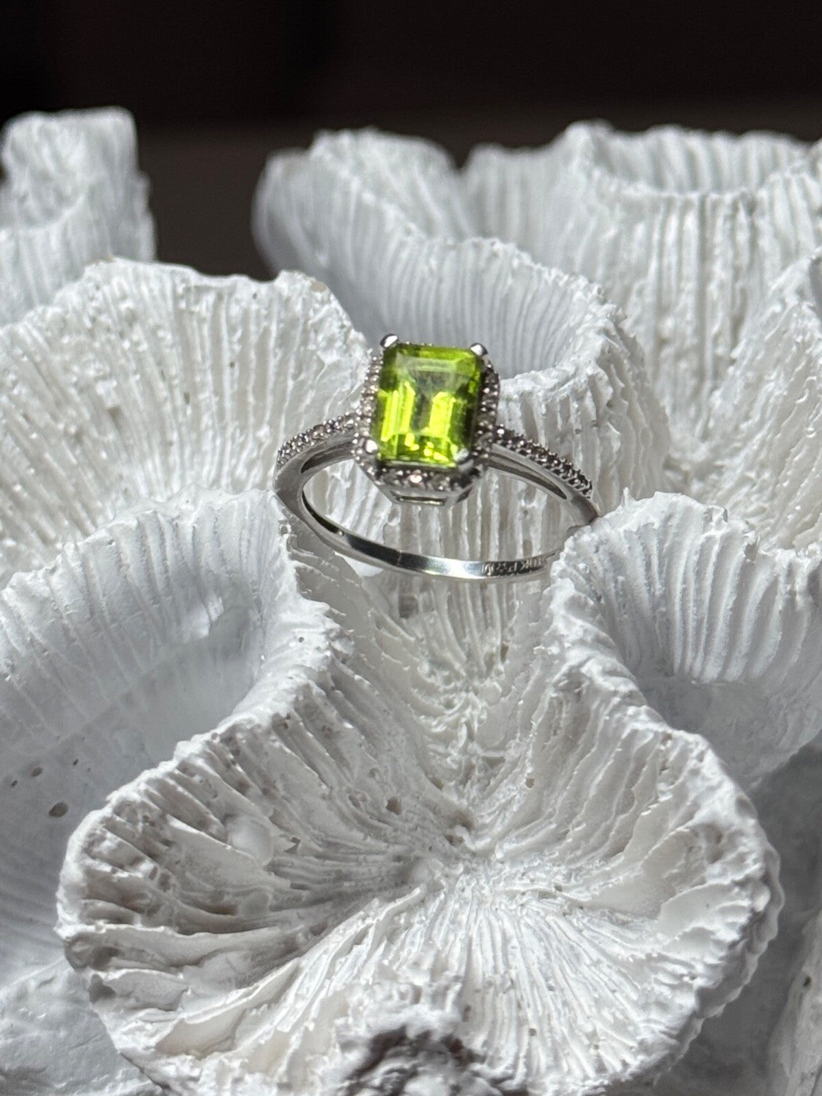 10K White Gold Ring Peridot & Diamonds Size 6.5