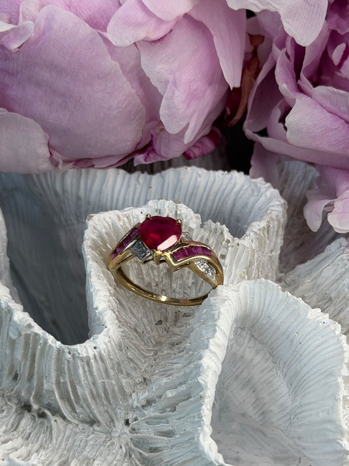10K Yellow Gold Ruby & Diamond Heart Ring Size 7