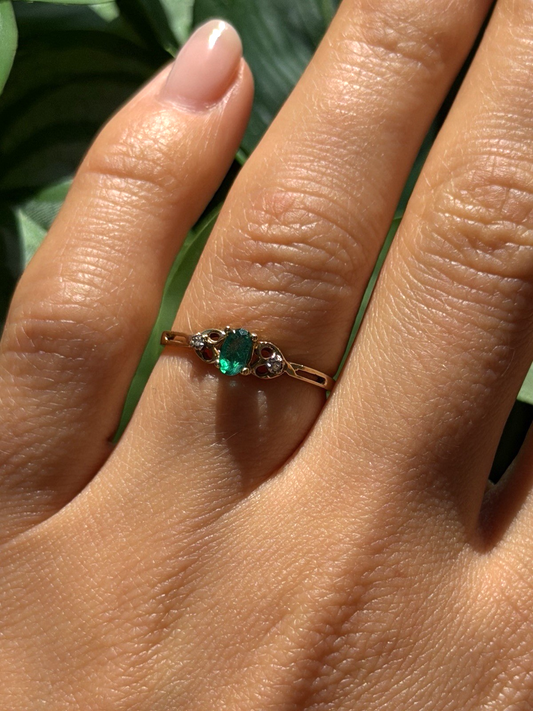 Beautiful Shiny 10K Yellow Gold Emerald & Diamond Ring Size 7