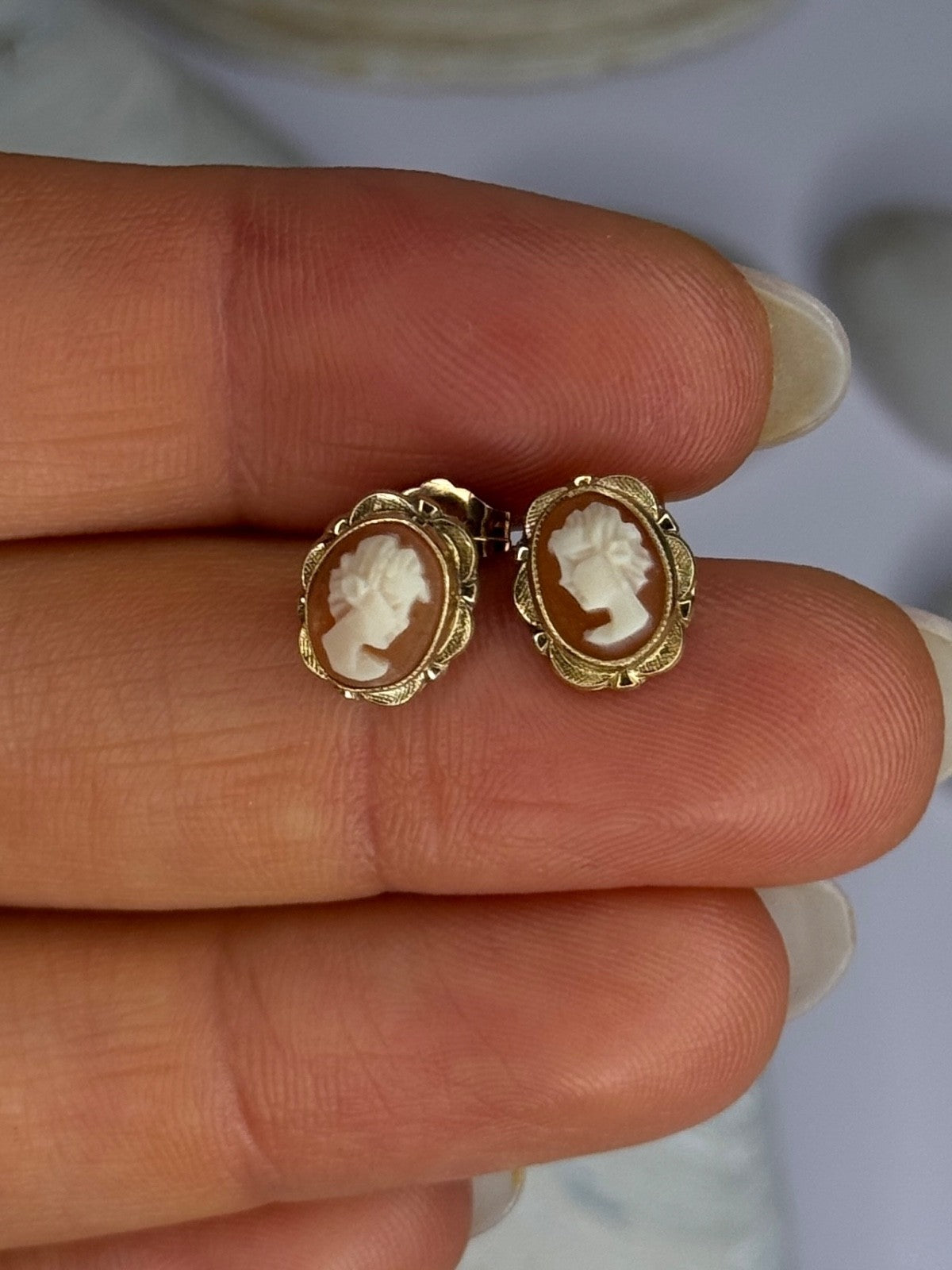 10K Yellow Gold Vintage Oval Cameo Stud Earrings Length 0.40 Inch