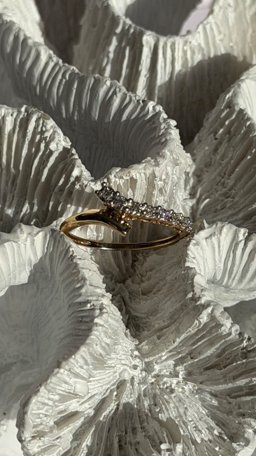 Elegant 10K Yellow Gold Diamond 0.11 ct Ring Size 7