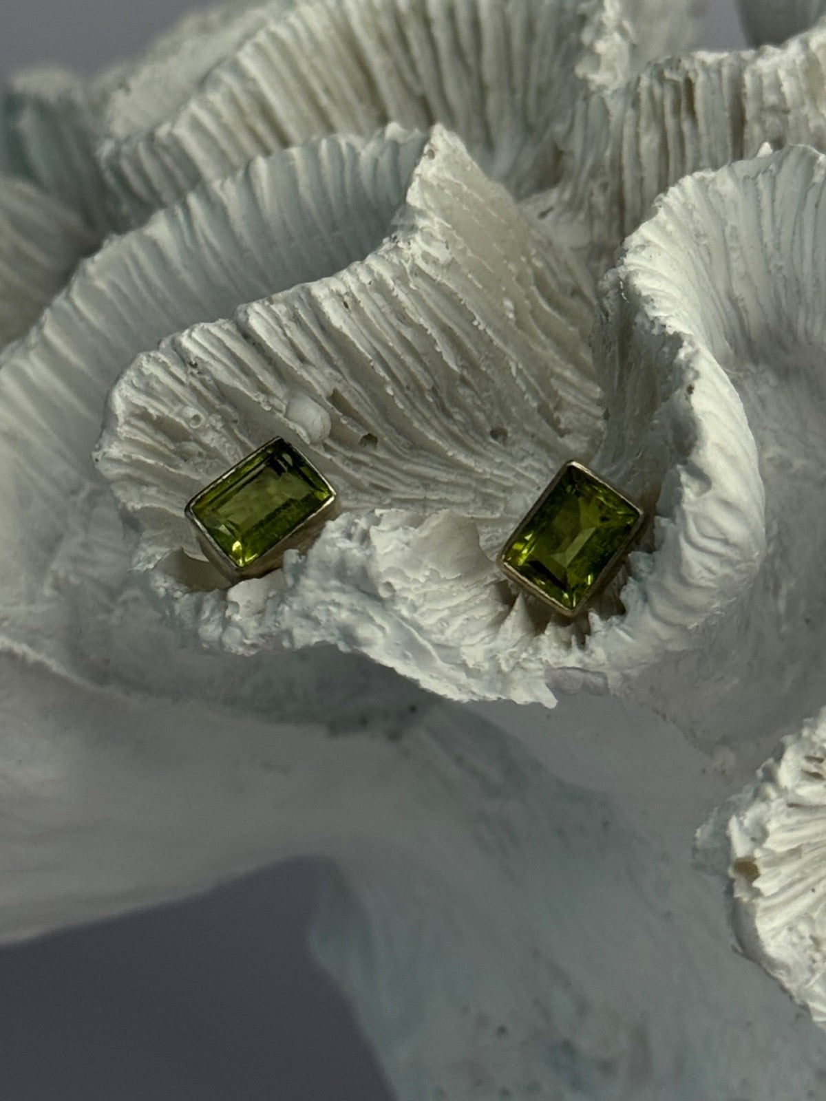 Pretty 925 Sterling Silver Peridot Stud Earrings Length 0.30 Inch