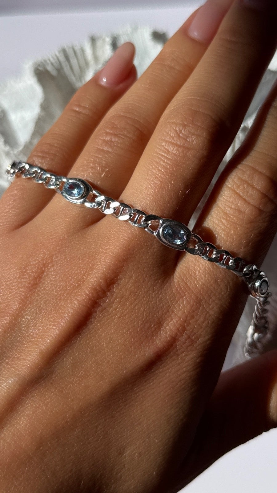 Beautiful 925 Sterling Silver Blue Topaz Bracelet Length 7.5