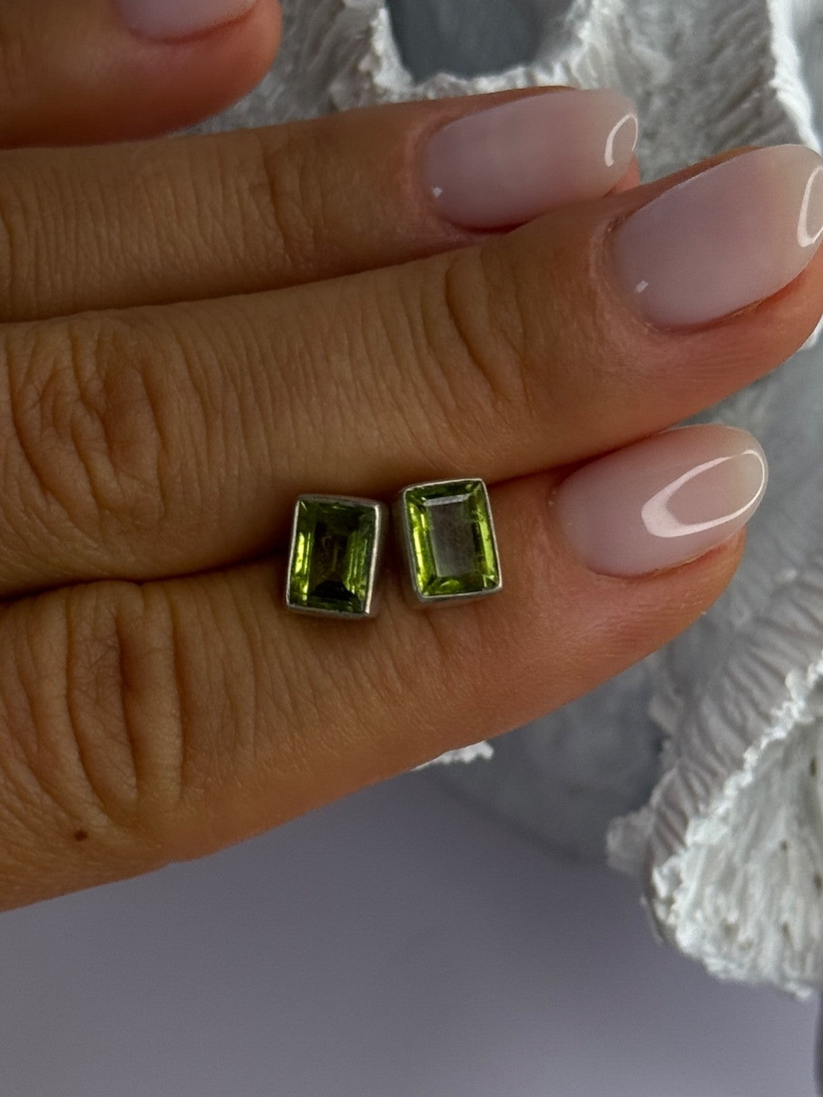 Pretty 925 Sterling Silver Peridot Stud Earrings Length 0.30 Inch