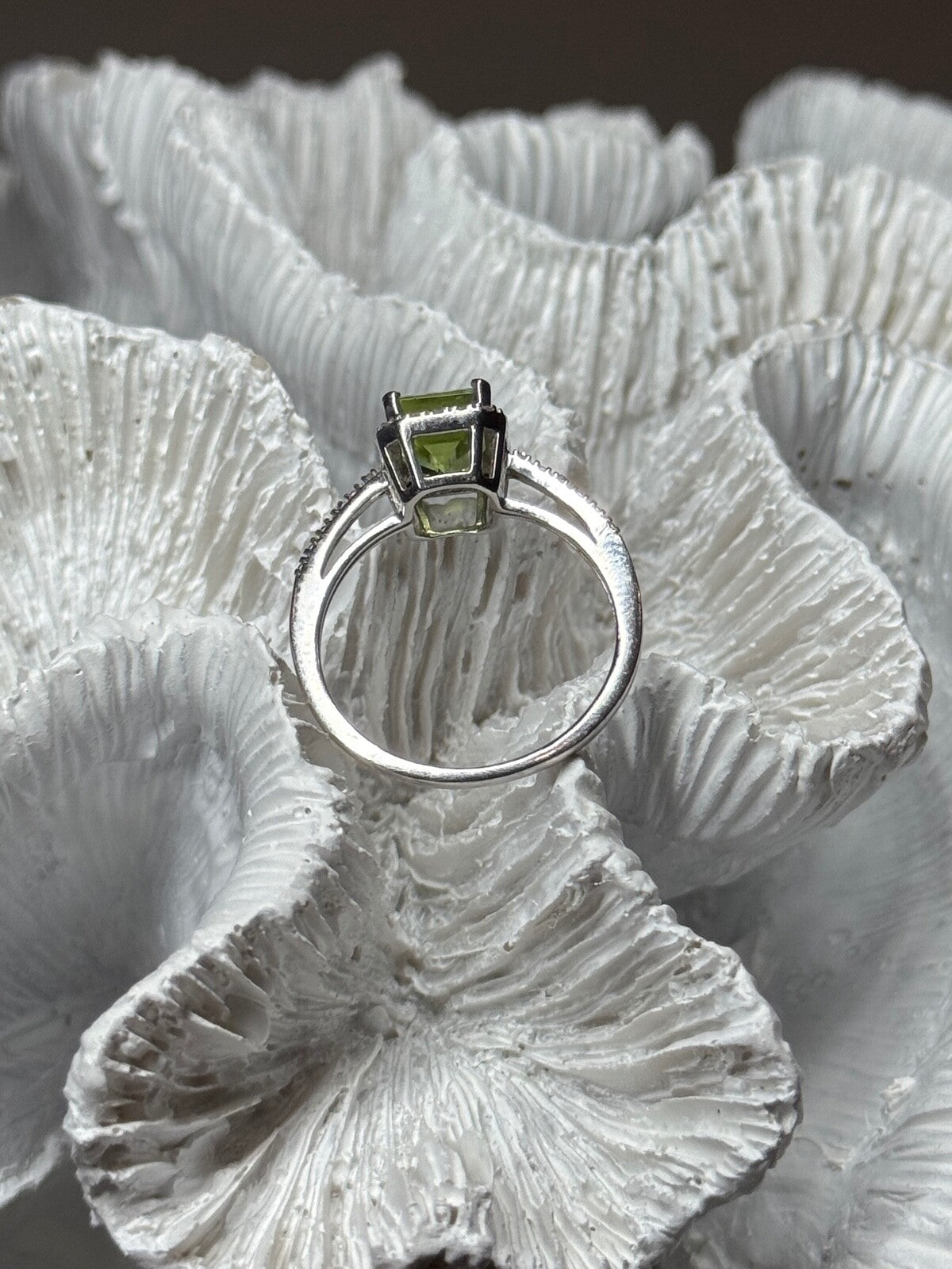 10K White Gold Ring Peridot & Diamonds Size 6.5