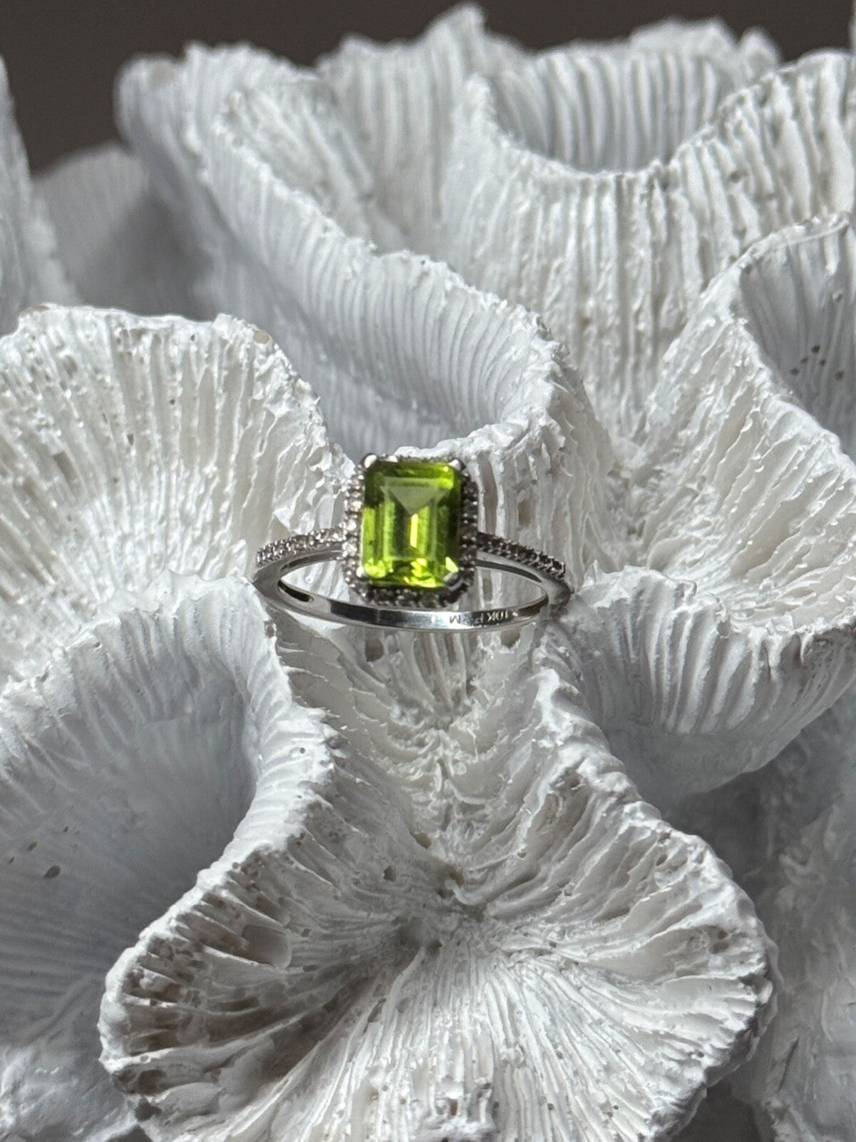 10K White Gold Ring Peridot & Diamonds Size 6.5