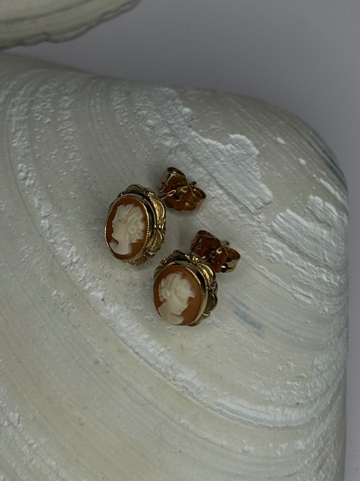 10K Yellow Gold Vintage Oval Cameo Stud Earrings Length 0.40 Inch