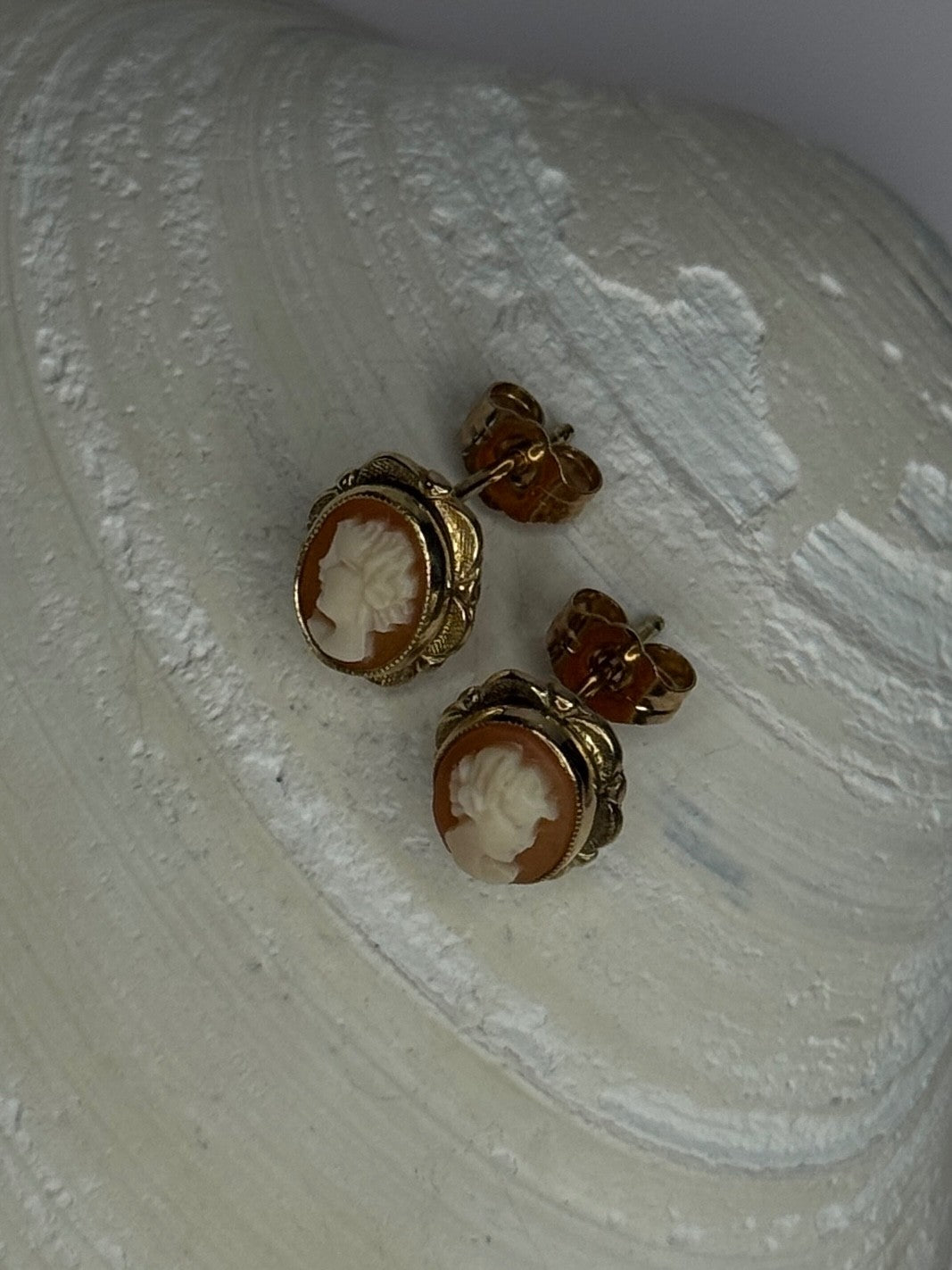 10K Yellow Gold Vintage Oval Cameo Stud Earrings Length 0.40 Inch