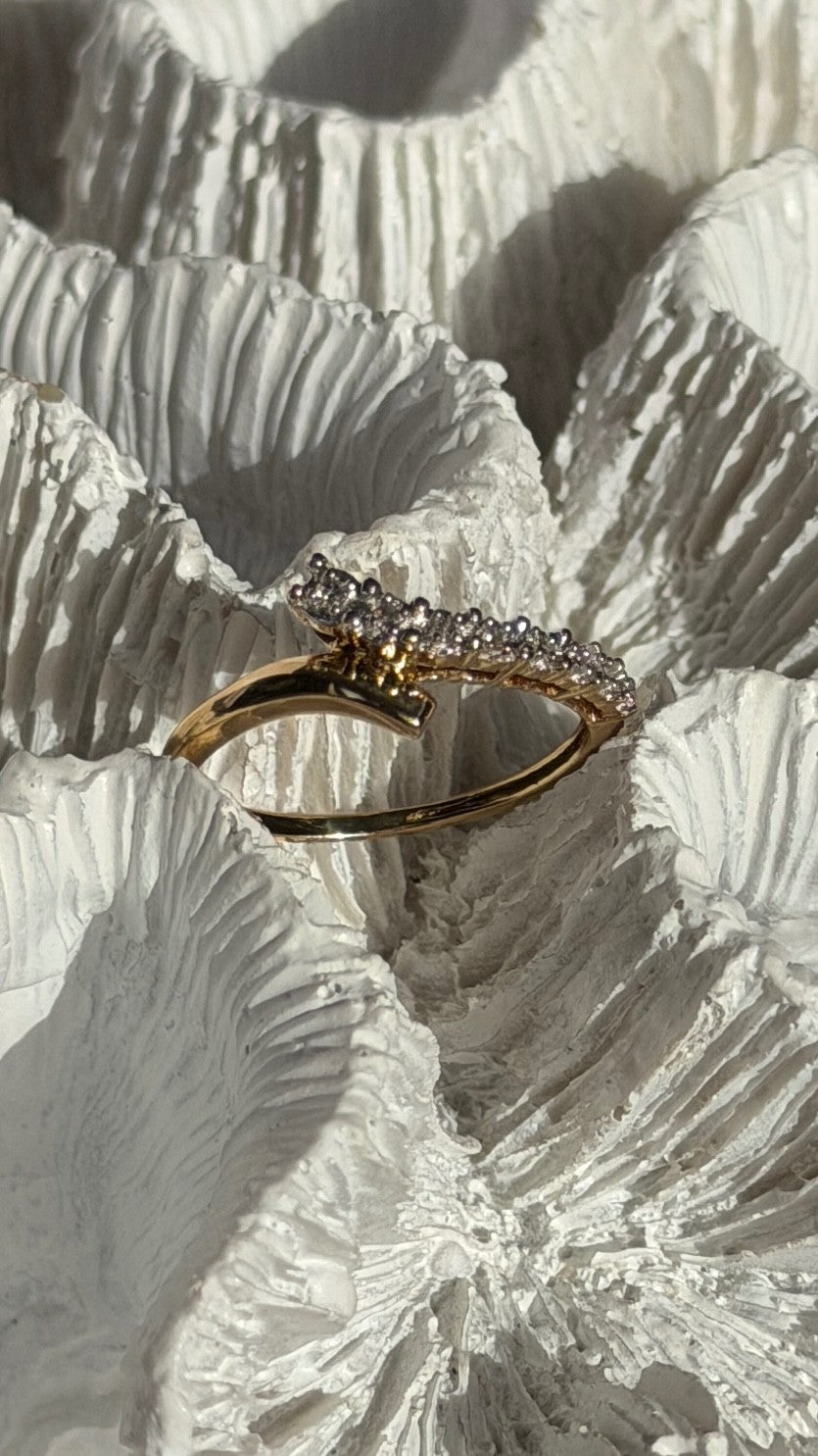 Elegant 10K Yellow Gold Diamond 0.11 ct Ring Size 7