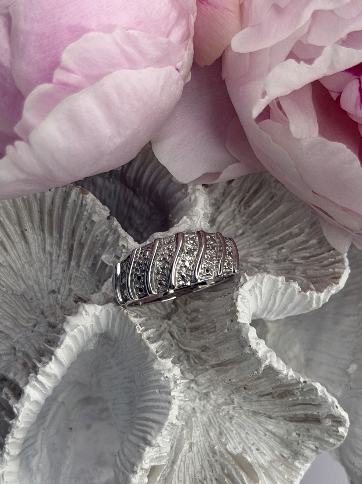Elegant Design 925 Sterling Silver Ring Size 9