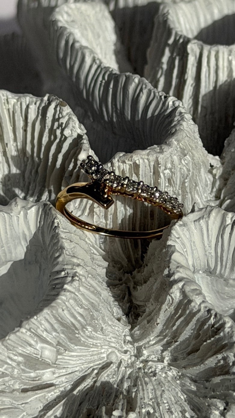 Elegant 10K Yellow Gold Diamond 0.11 ct Ring Size 7