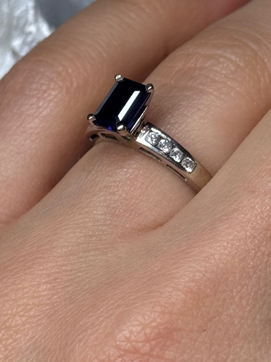 14K White Gold Sapphire & Diamonds Ring Size 5.5