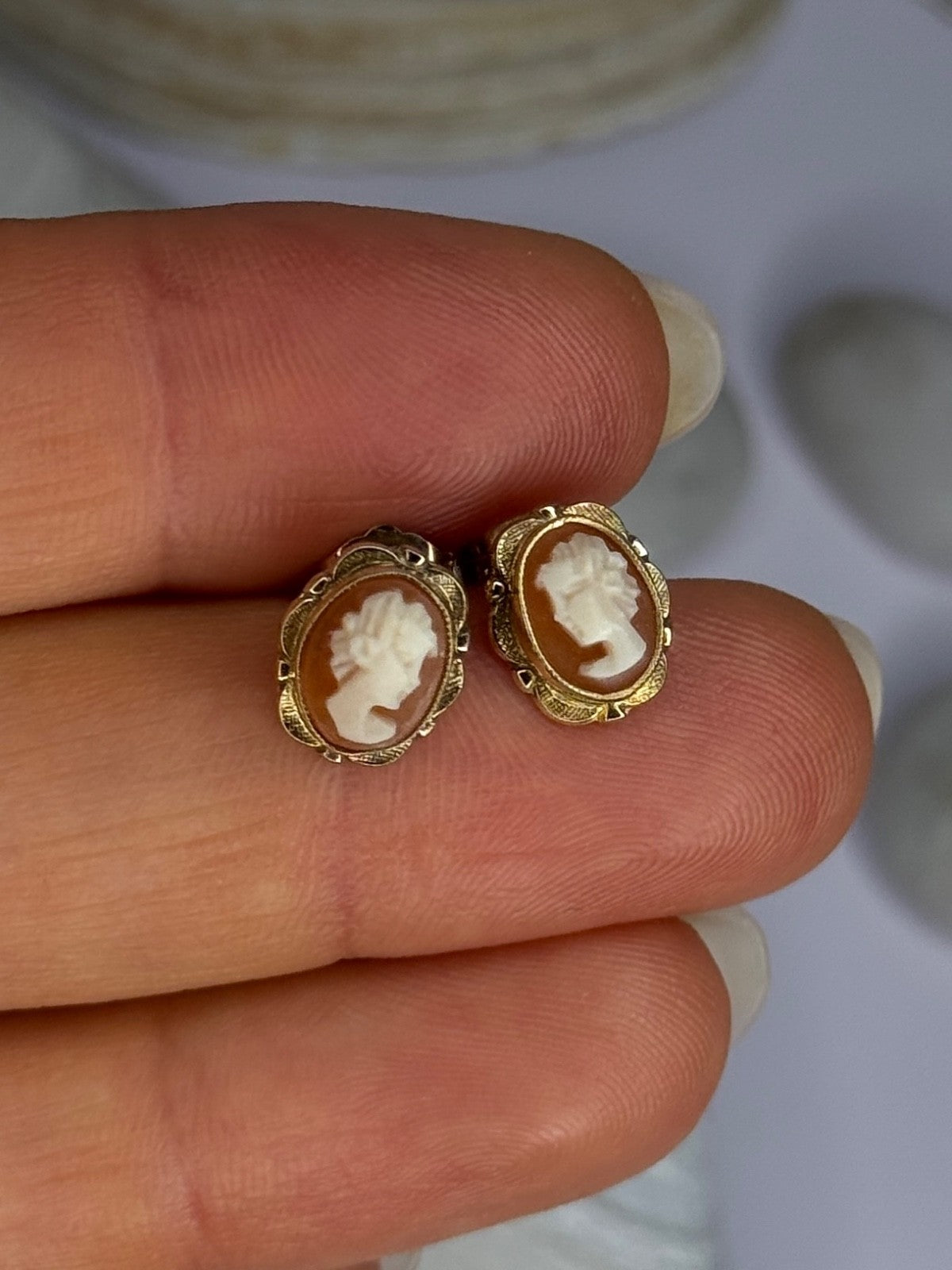 10K Yellow Gold Vintage Oval Cameo Stud Earrings Length 0.40 Inch