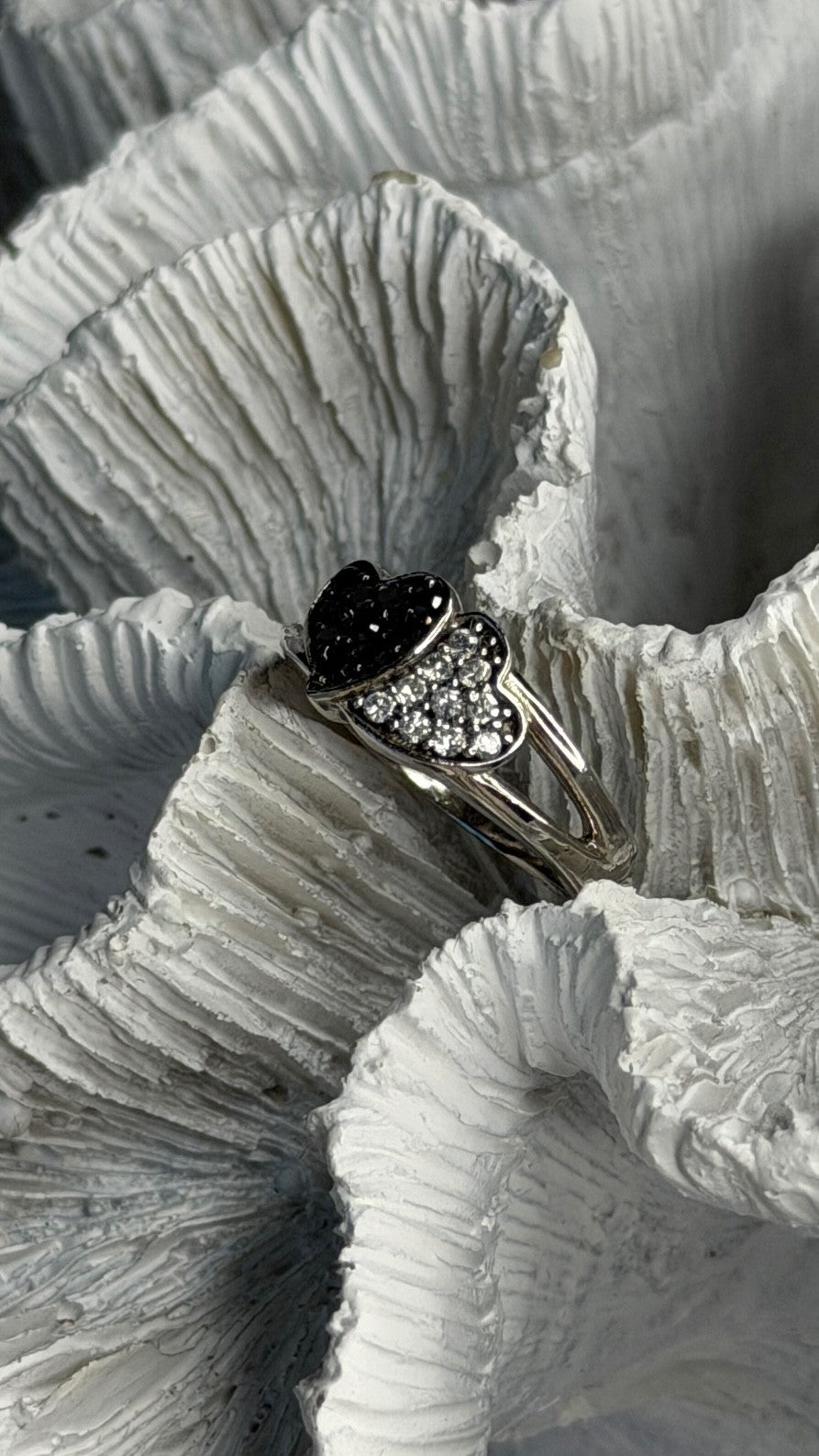 925 Sterling Silver Black & White Spinel Hearts Ring Size 6