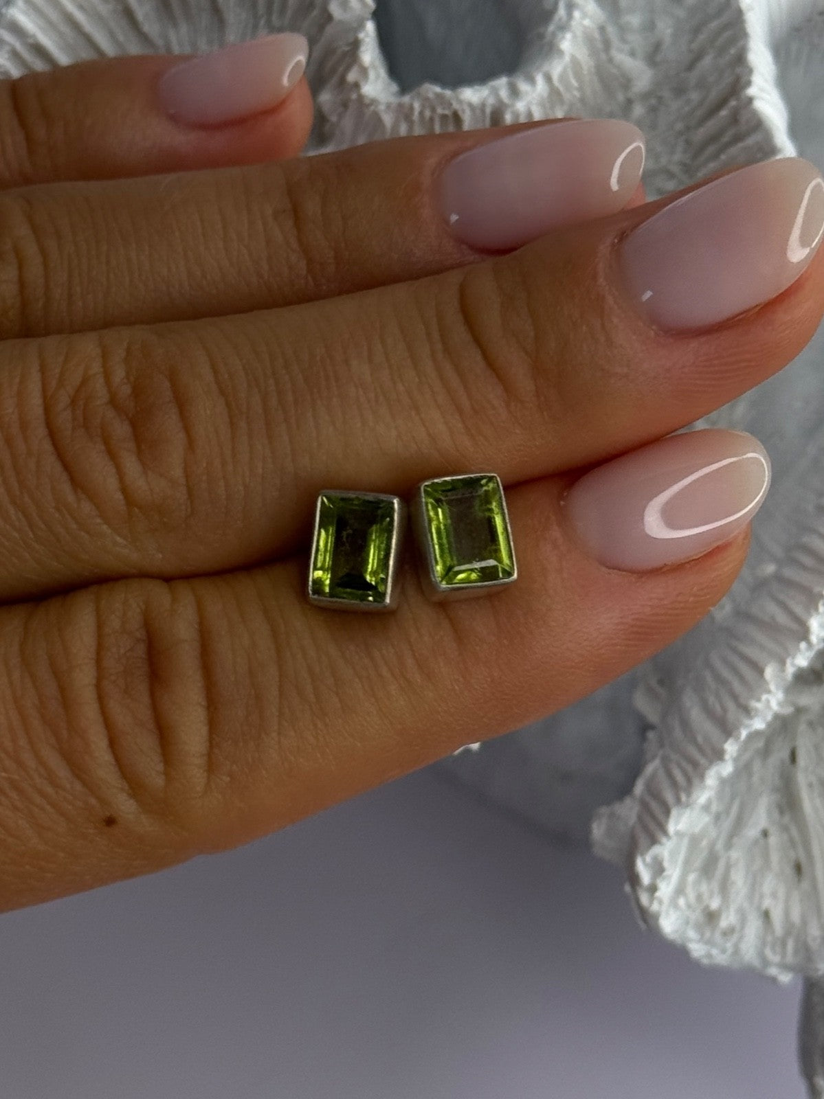 Pretty 925 Sterling Silver Peridot Stud Earrings Length 0.30 Inch