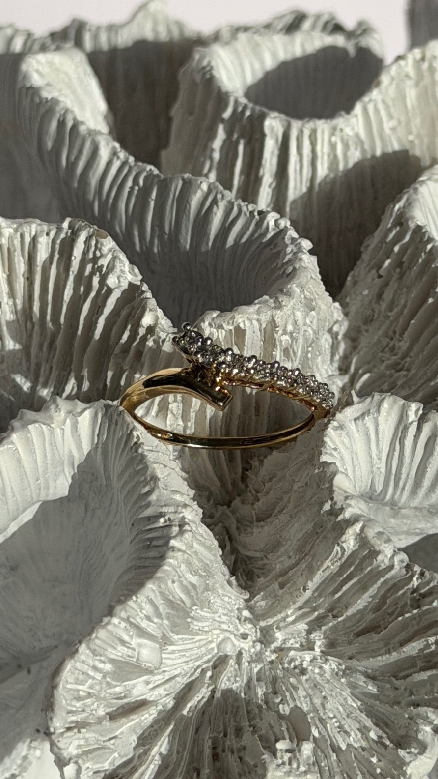 Elegant 10K Yellow Gold Diamond 0.11 ct Ring Size 7