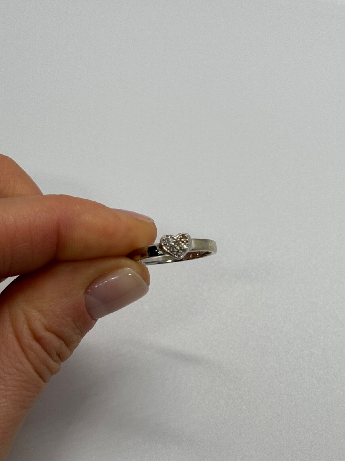 10K White Gold Diamond Heart Ring Size 6