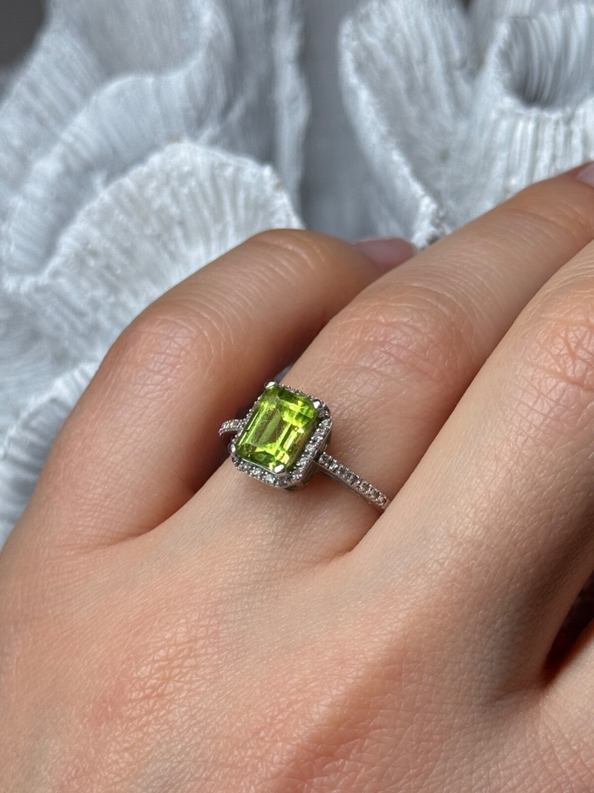 10K White Gold Ring Peridot & Diamonds Size 6.5