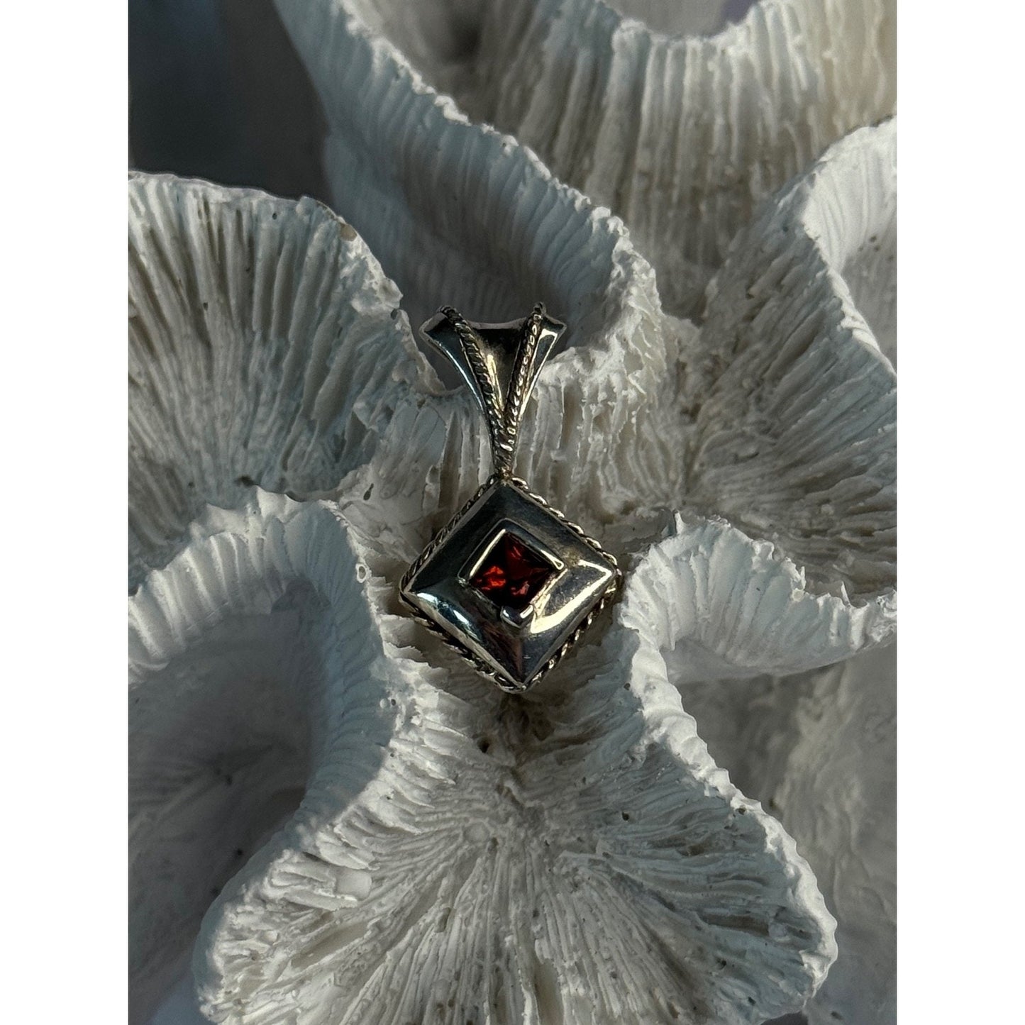 VINTAGE 925 STERLING SILVER GARNET PENDANT LENGTH 1.10 INCH