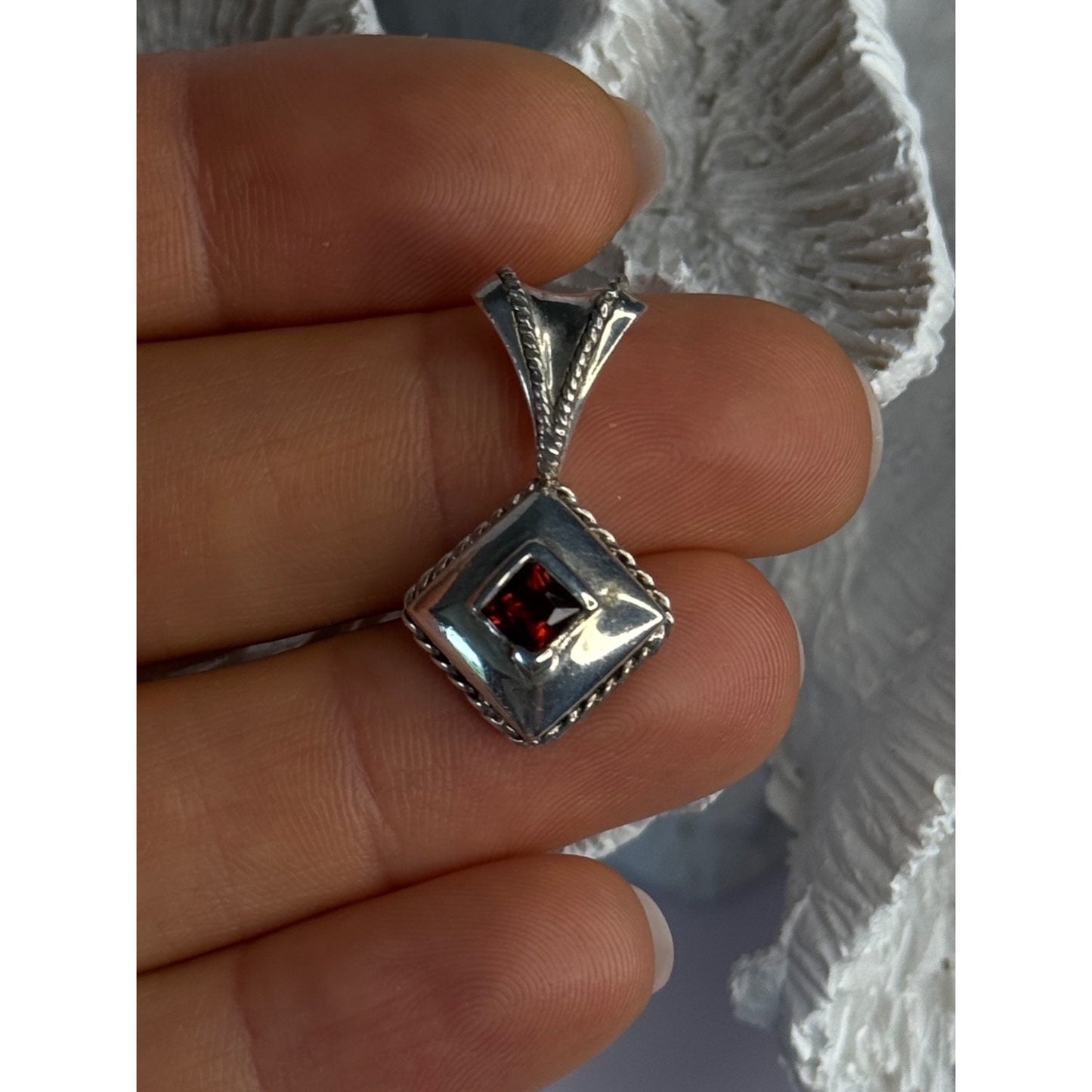 VINTAGE 925 STERLING SILVER GARNET PENDANT LENGTH 1.10 INCH